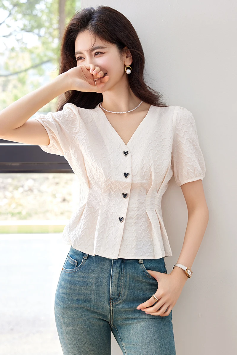 Женская офисная блузка с коротким рукавом облегающая пышными рукавами V-образным