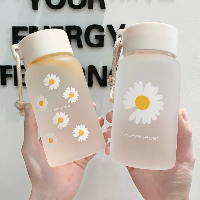 Japanese Daisy Plastic Water Bottle Girl Gift Transparent Frosted Bottle with Lid Rope Portable Cute 550ml Water Bottle Bpa Free