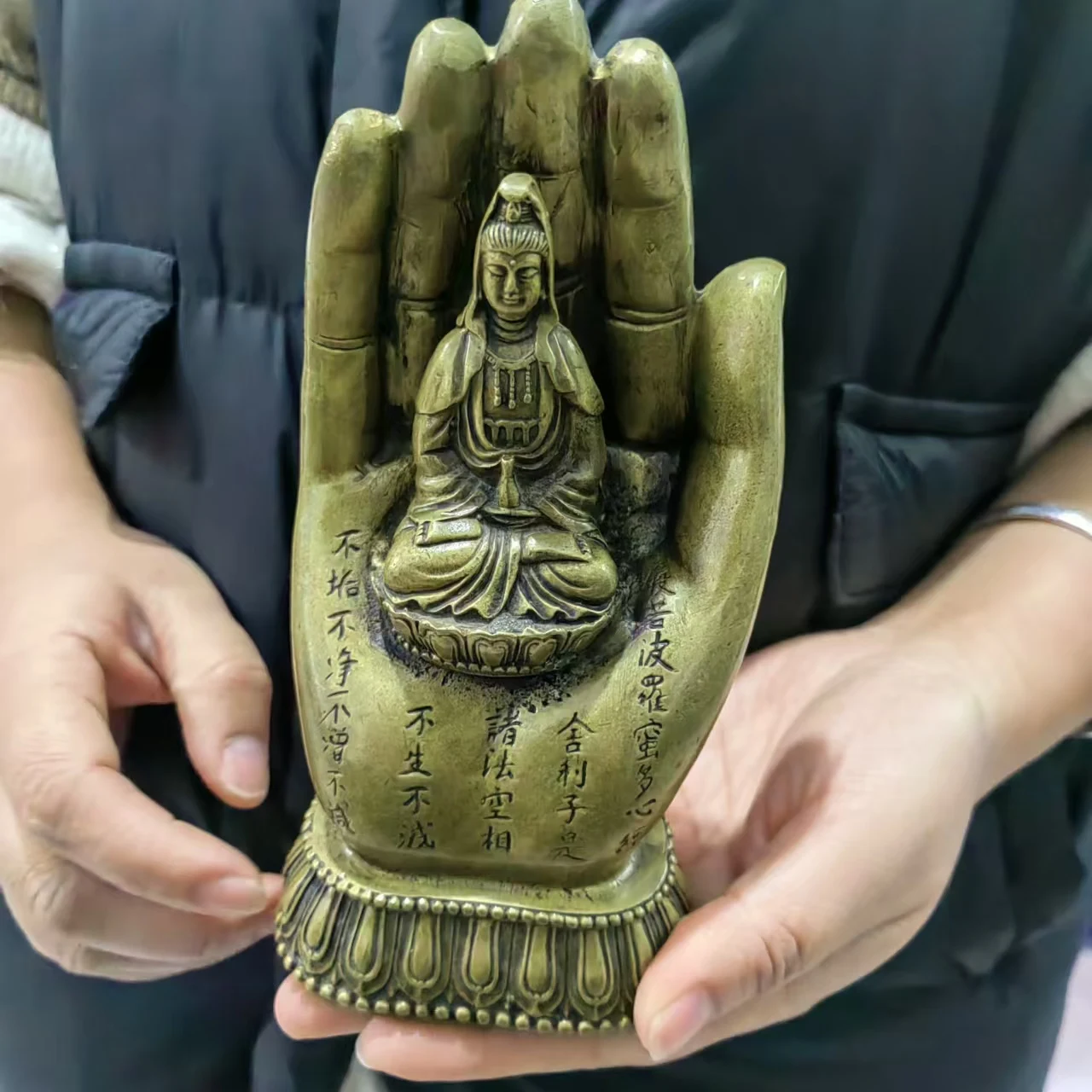 Тибет Медный буддизм Гуань Инь Сидящий в руке старый храм Кван-инь Будда Грязе