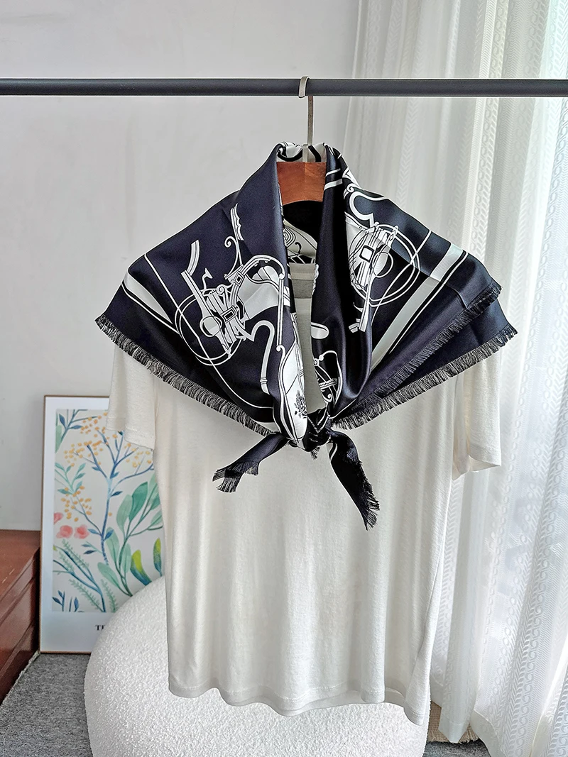 Рисунок 5 - Женский шёлковый шарф-шаль