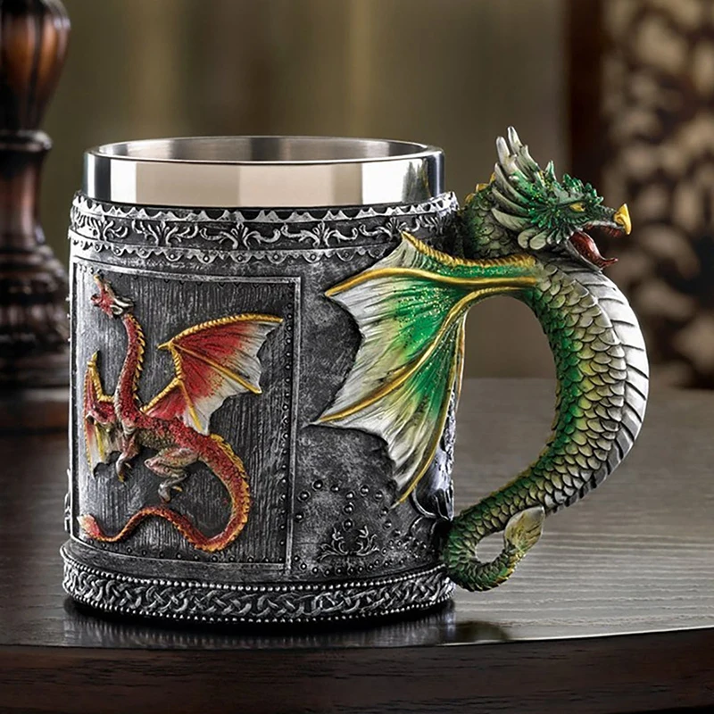 Пивная кружка в средневековом стиле с изображением ростоватого дракона