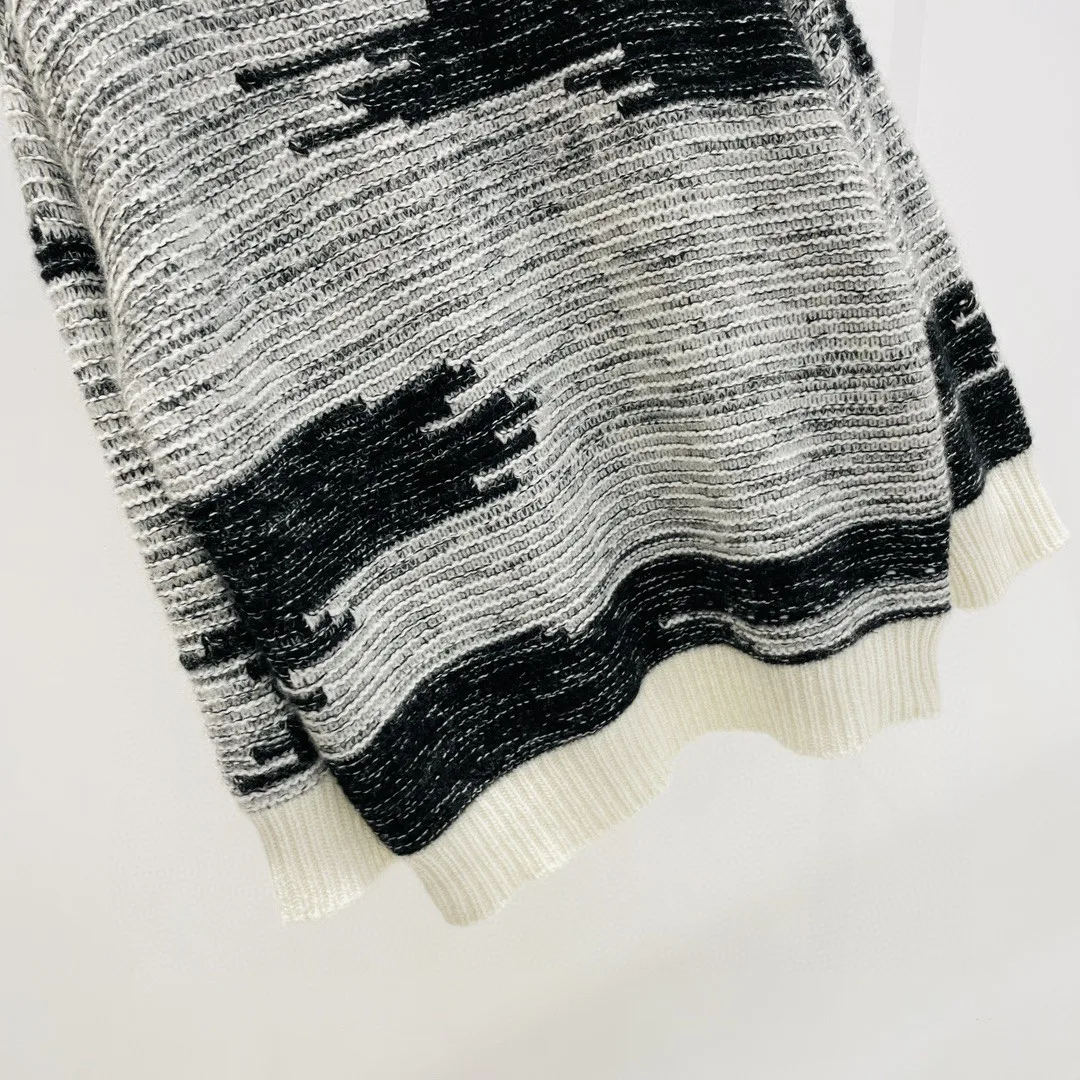 Рисунок 5 - Женская одежда, модный простой свитер с градиентом