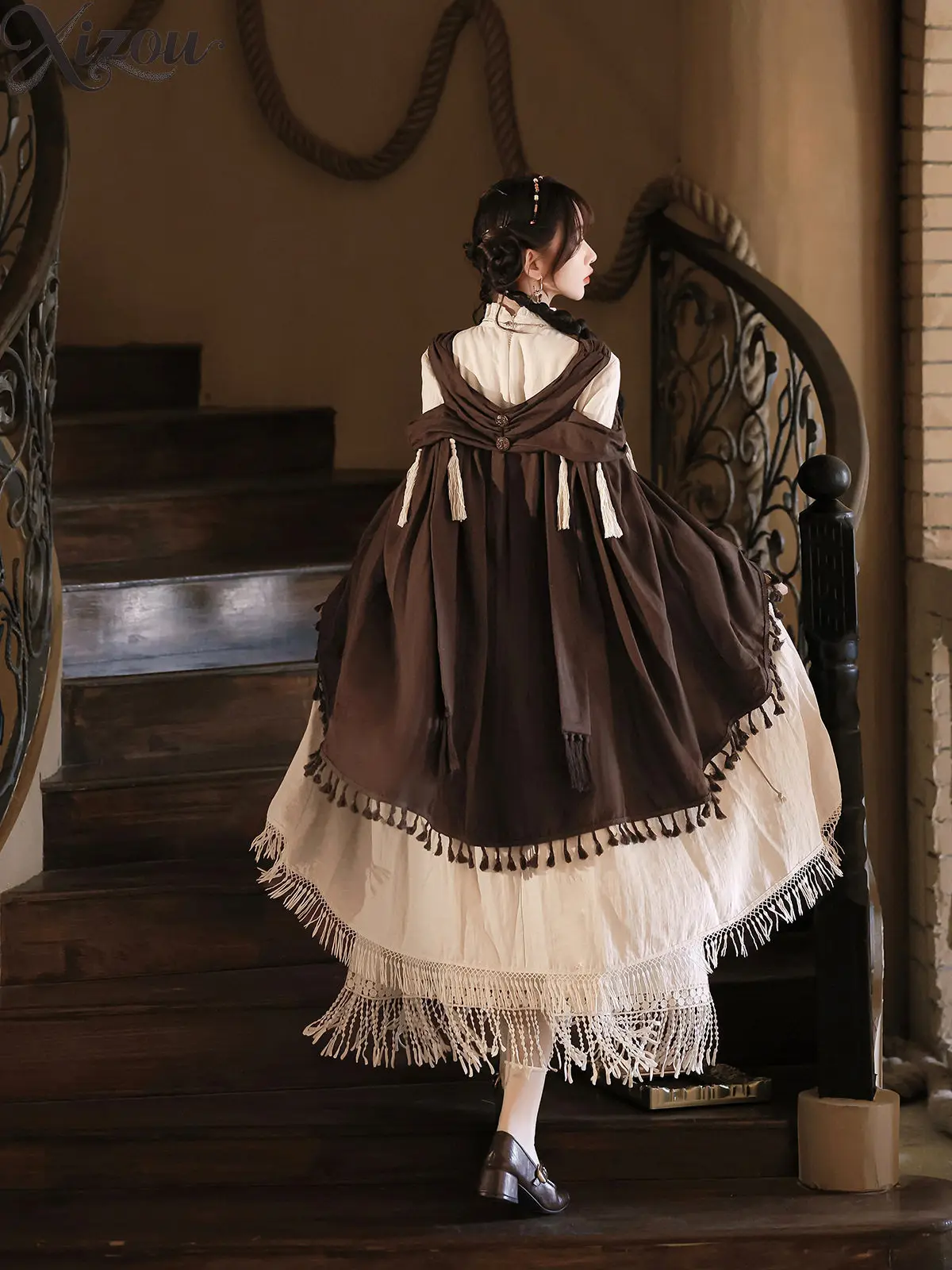 Фото Комплект из двух предметов в стиле Desert Lolita: накидка с бахромой, воротник-стойка, длинный рукав, платье OP, этнический повседневный косплей-костюм Wasteland для женщин, осень 2026, с ожерельем №4