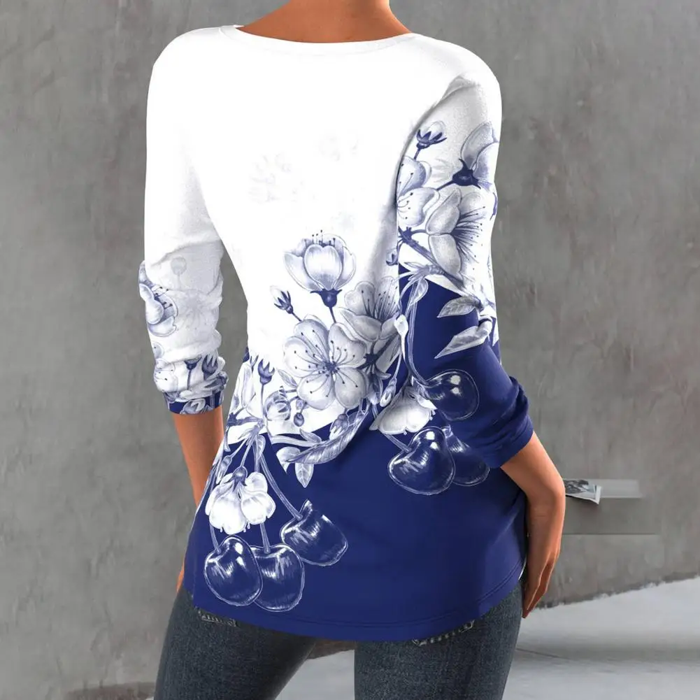 Рисунок 4 - Женская блузка с V-образным вырезом