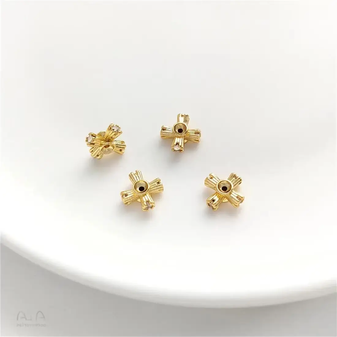 Бусины-хрестики из циркона с четырьмя угловыми прокладками жемчужный браслет