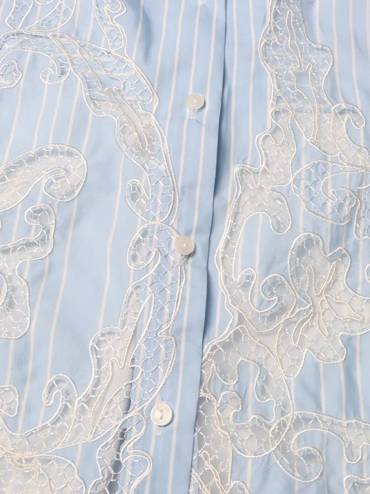 Женская рубашка в полоску TWOTWINSTYLE голубая однобортная блузка составного кроя с