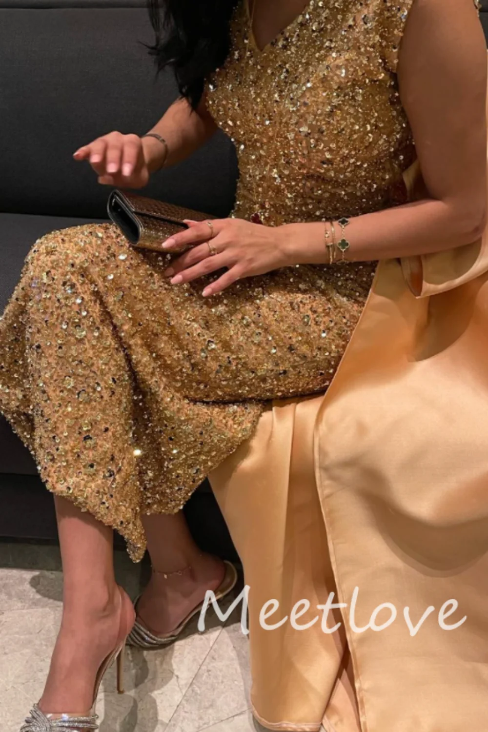 Фото Meetlove 2024, индивидуальное платье-футляр с V-образным вырезом и бретельками без рукавов, с блестками и шлейфом до щиколотки, платье для выпускного вечера, вечернее платье, торжественное платье №1
