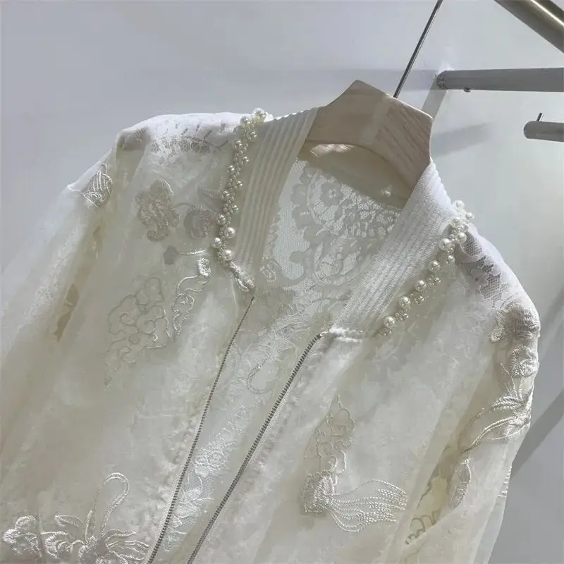 Женская куртка-бомбер с вышивкой бисером круглым вырезом