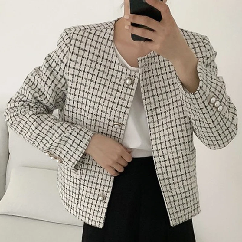 

Korean chic French temperament round neck chic pearl buckle loose short tweed jacket suit jacket women