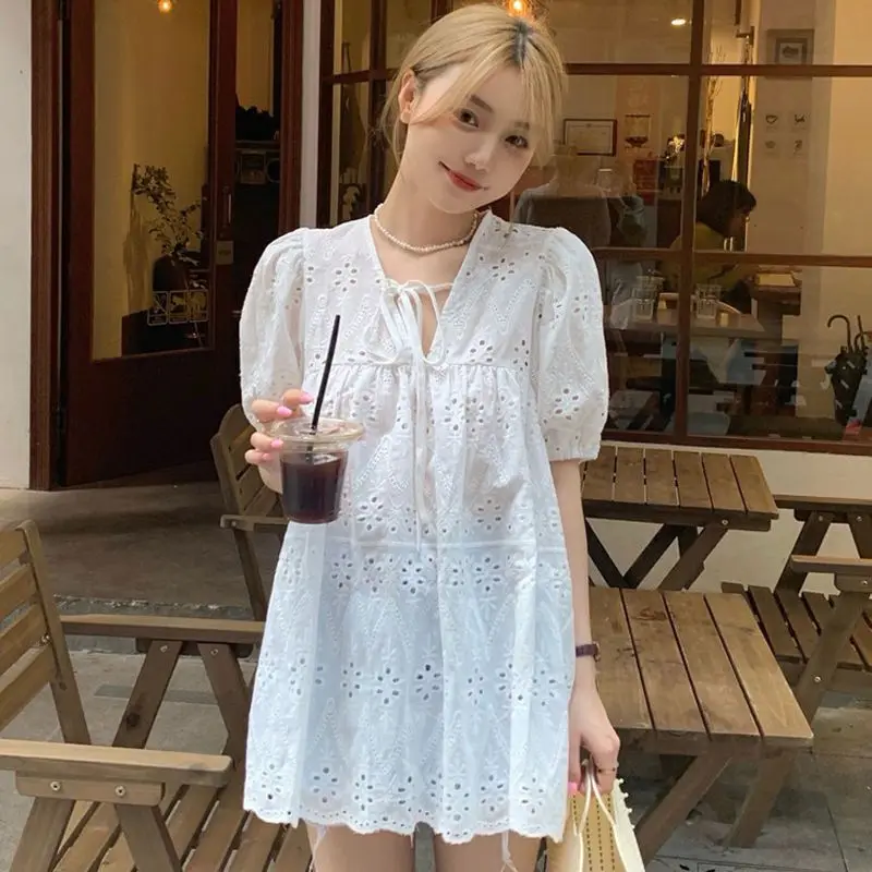 

Summer New Thin White Hollow Out Top T Shirt Short Sleeve V Neck Solid Lacing Loose Pullovers Temperament Fashion Women Clothes