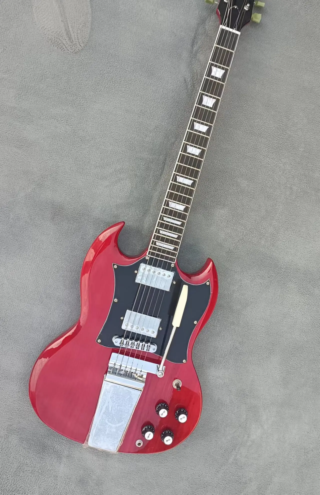 

SG400 all-in-one electric guitar, transparent red body, jazz vibrato bridge string plate, rosewood fingerboard, metal white piec