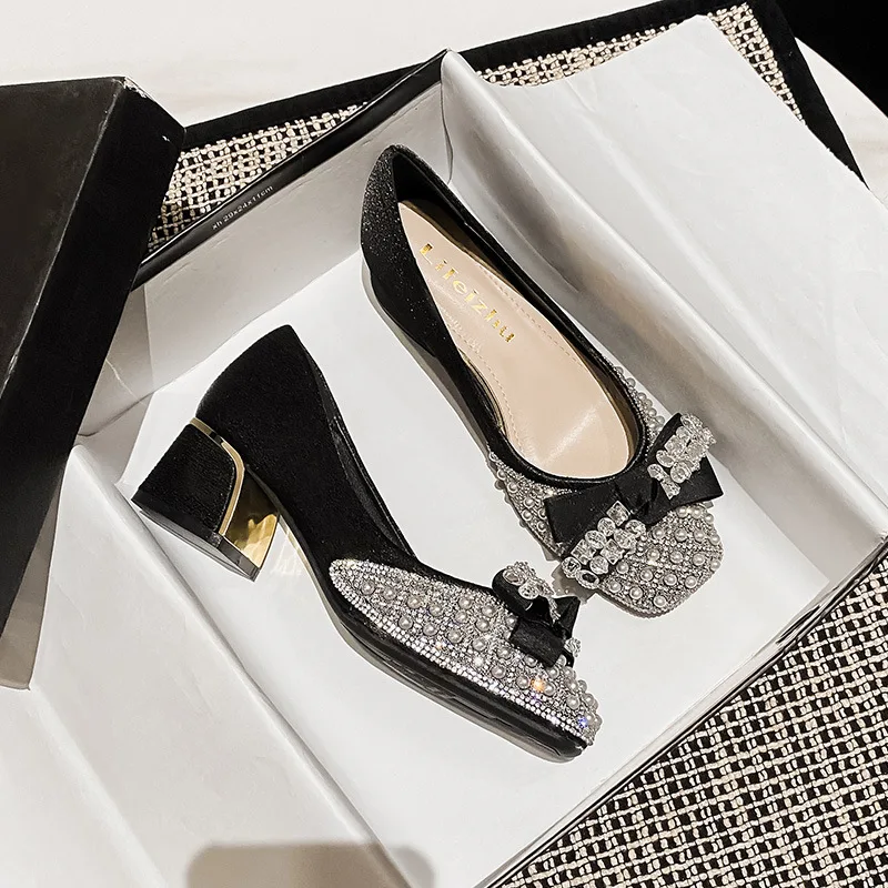 

Женские туфли с квадратным носком, на высоком массивном каблуке 4,5 см