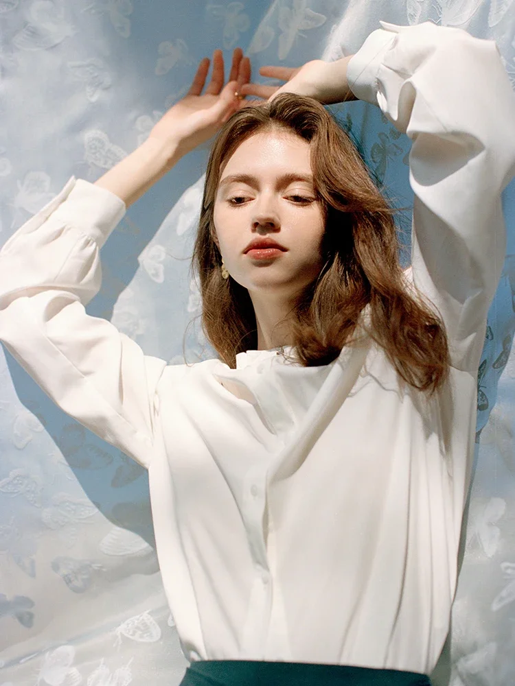 Блузка женская с воротником-стойкой голубая