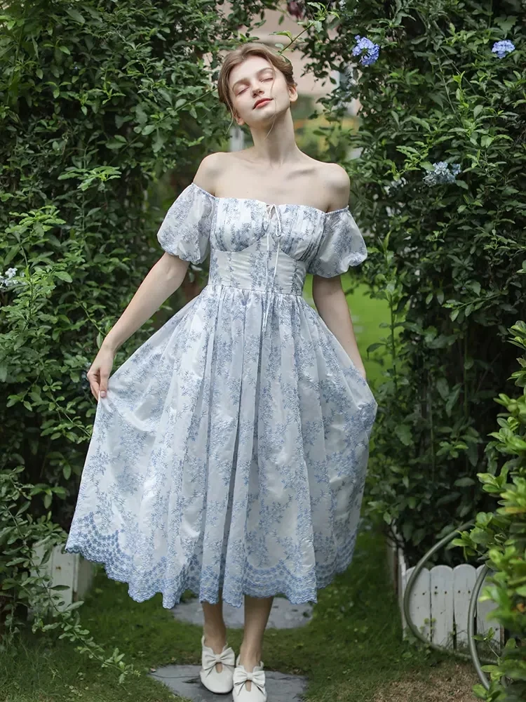 Женское облегающее платье во французском стиле изысканное с полной вышивкой и