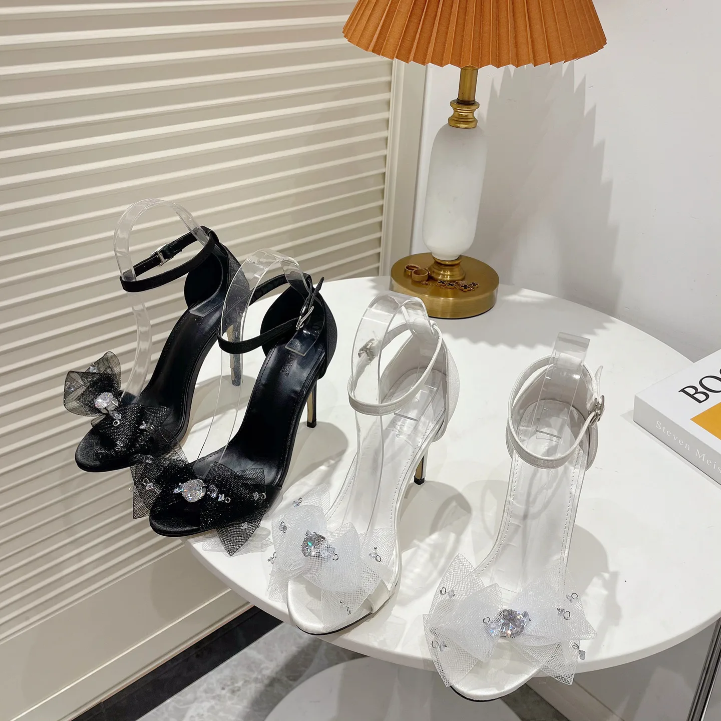 

Женские босоножки на низком каблуке, черные или Бежевые босоножки на низком каблуке с ремешком и пряжкой, с прозрачным бантом, стразы, удобн...