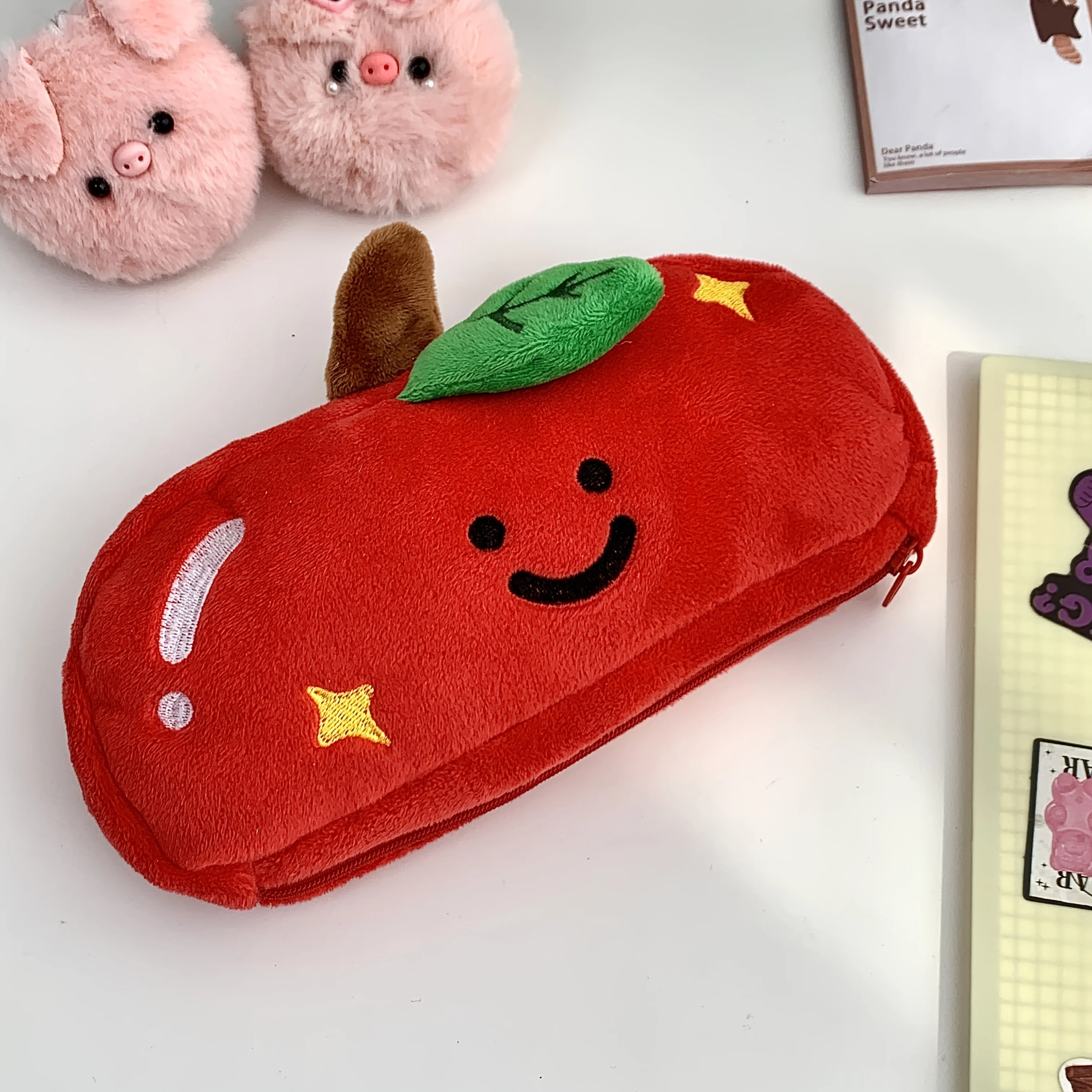 

Красный пенал для ручек