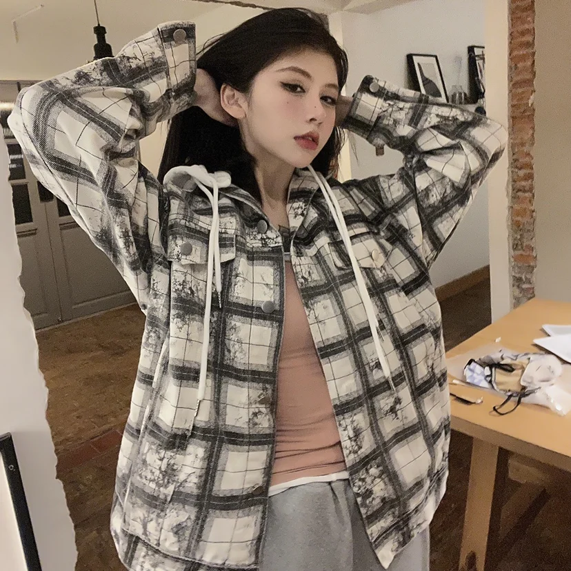 

Женская джинсовая куртка оверсайз, повседневная универсальная комбинированная толстовка с капюшоном, модная шикарная клетчатая ковбойска...