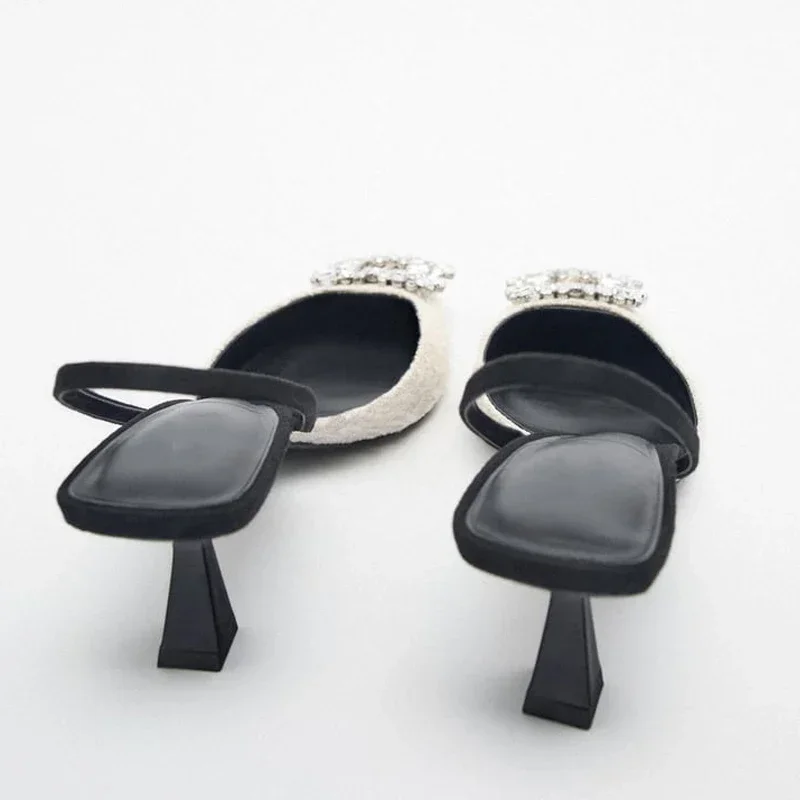 Женские туфли-лодочки с ремешком на пятке острым носком