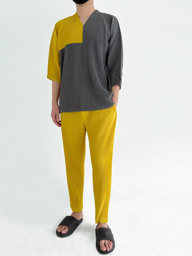 

Футболка мужская плиссированная с коротким рукавом и V-образным вырезом