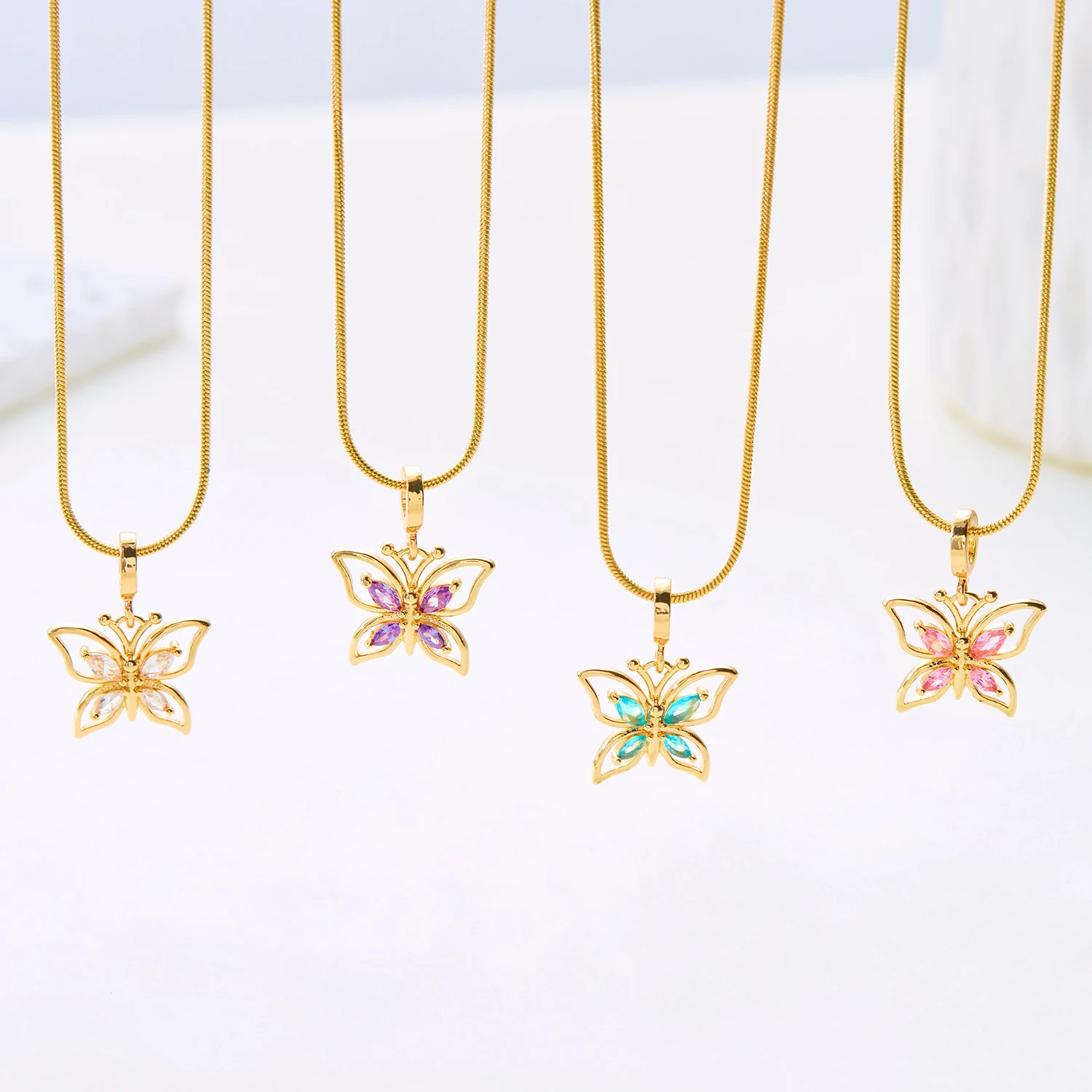 Женское ожерелье с подвеской-бабочкой золотистого цвета