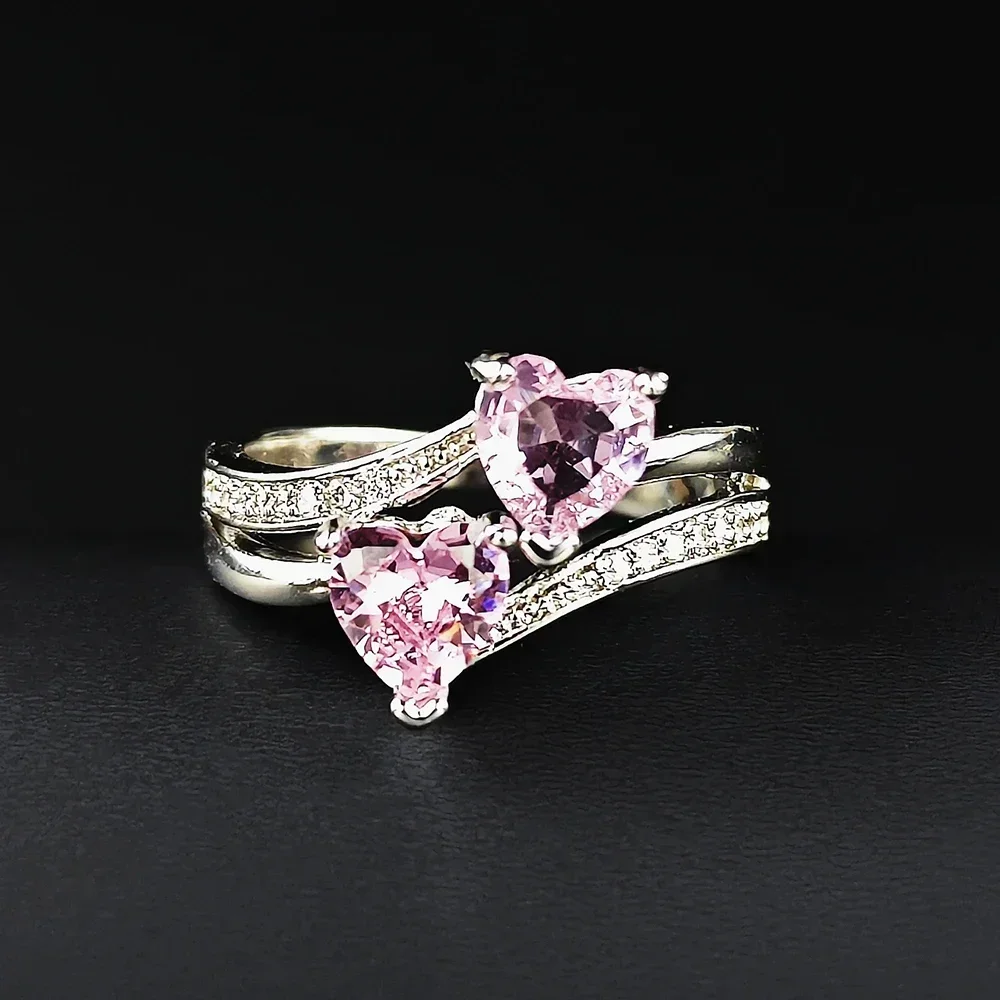 Женское кольцо в форме сердца с фианитом