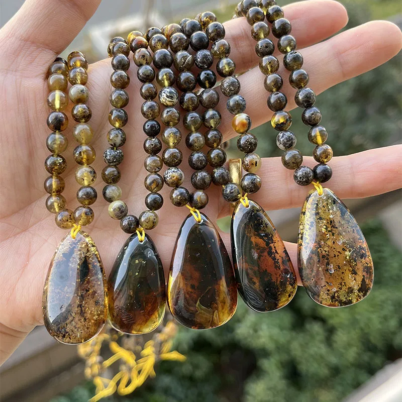 Ожерелье с подвеской из янтарного камня