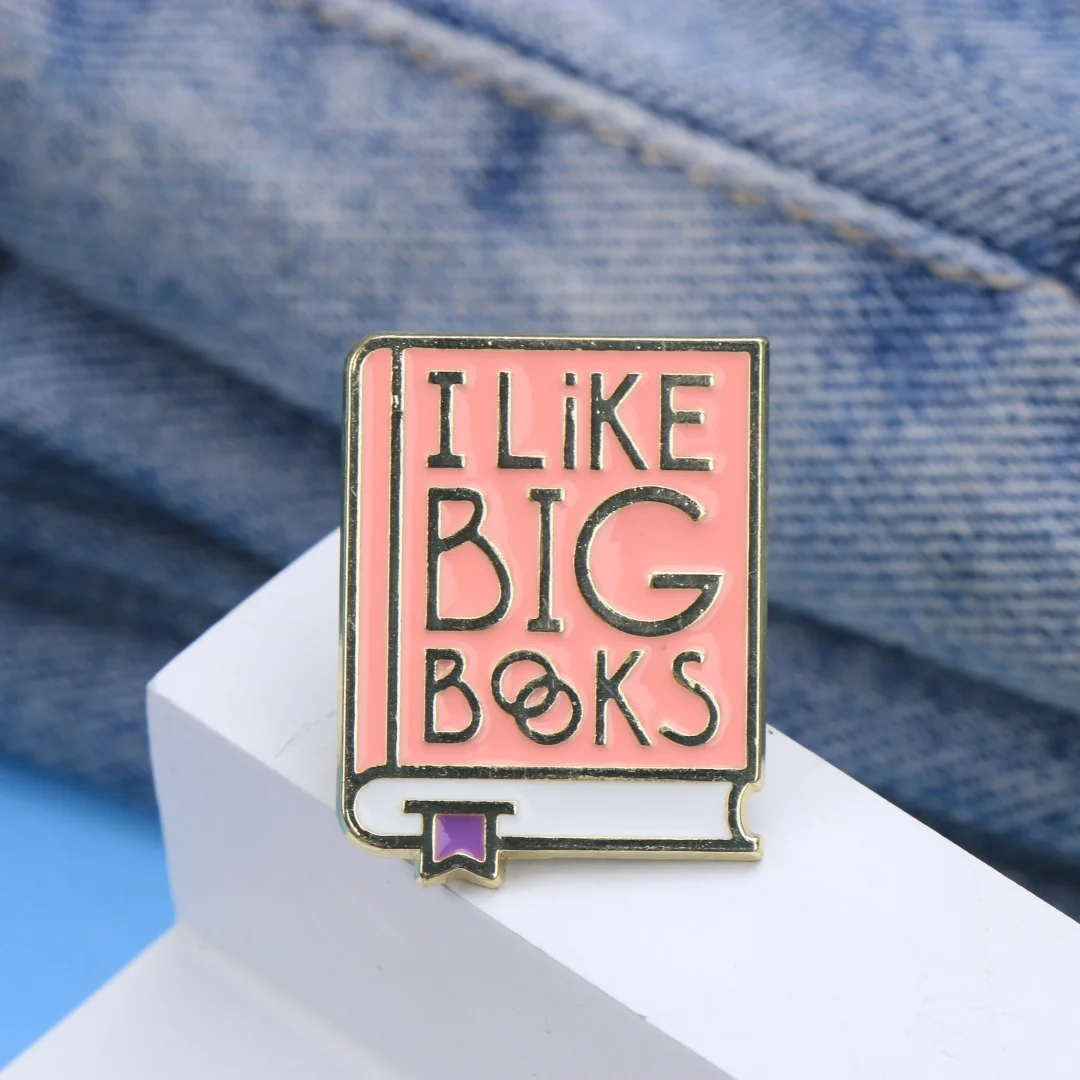 Фото Металлический значок-брошь с эмалевым покрытием и надписью «I Like Big Books», в форме розовой книги с мультяшными буквами, в стиле панк для книголюбов, для курток №1