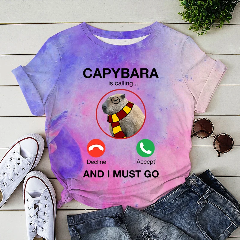 

Женская футболка с принтом капибара и надписью «Is Call Me»