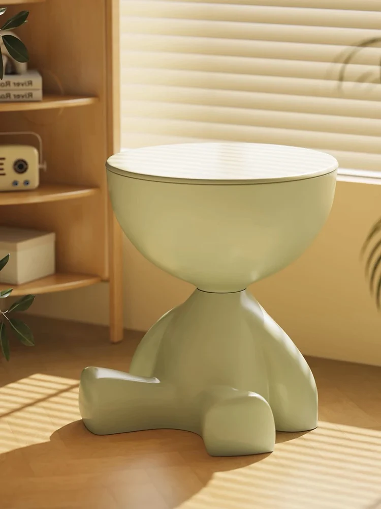 Кремовый столик в скандинавском стиле