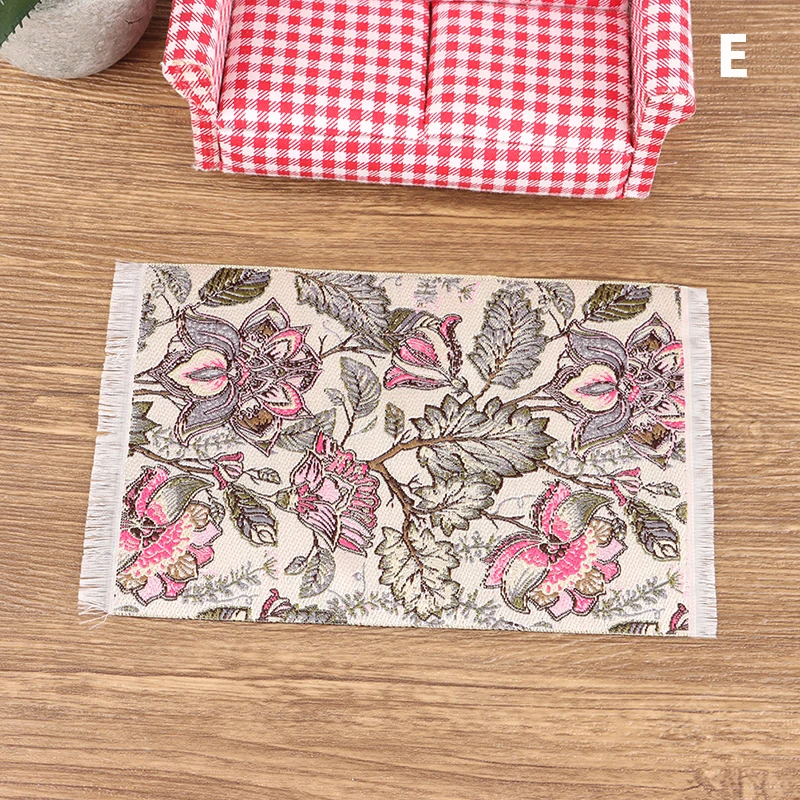 

Миниатюрный текстильный ковер для кукольного домика