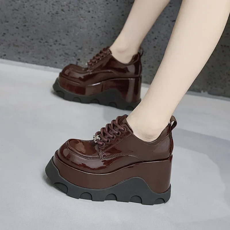 Весенние мотоциклетные ботинки челси из микрофибры 10 см на молнии модные женские