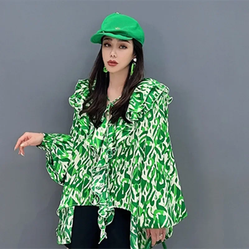 

Блузка женская демисезонная с оборками, V-образным вырезом и длинным рукавом