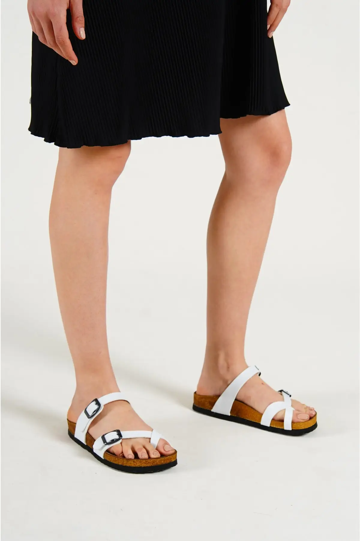

Gina single finger white slippers
