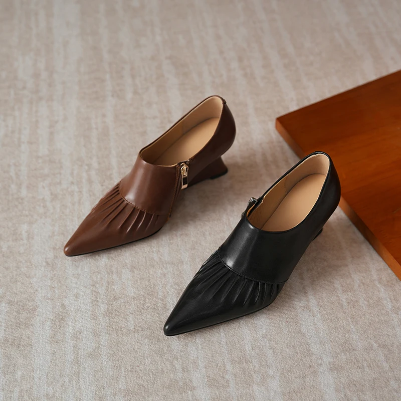 Женские туфли-лодочки из натуральной кожи с острым носком на танкетке и