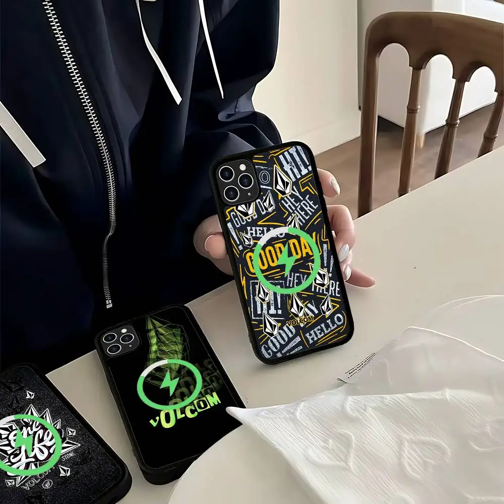 Фото Модный молодежный чехол V-volcom для iPhone 17 16 15 14 13 12 11 Plus Pro Max с магнитной фиксацией MagSafe, из PC+TPU №2