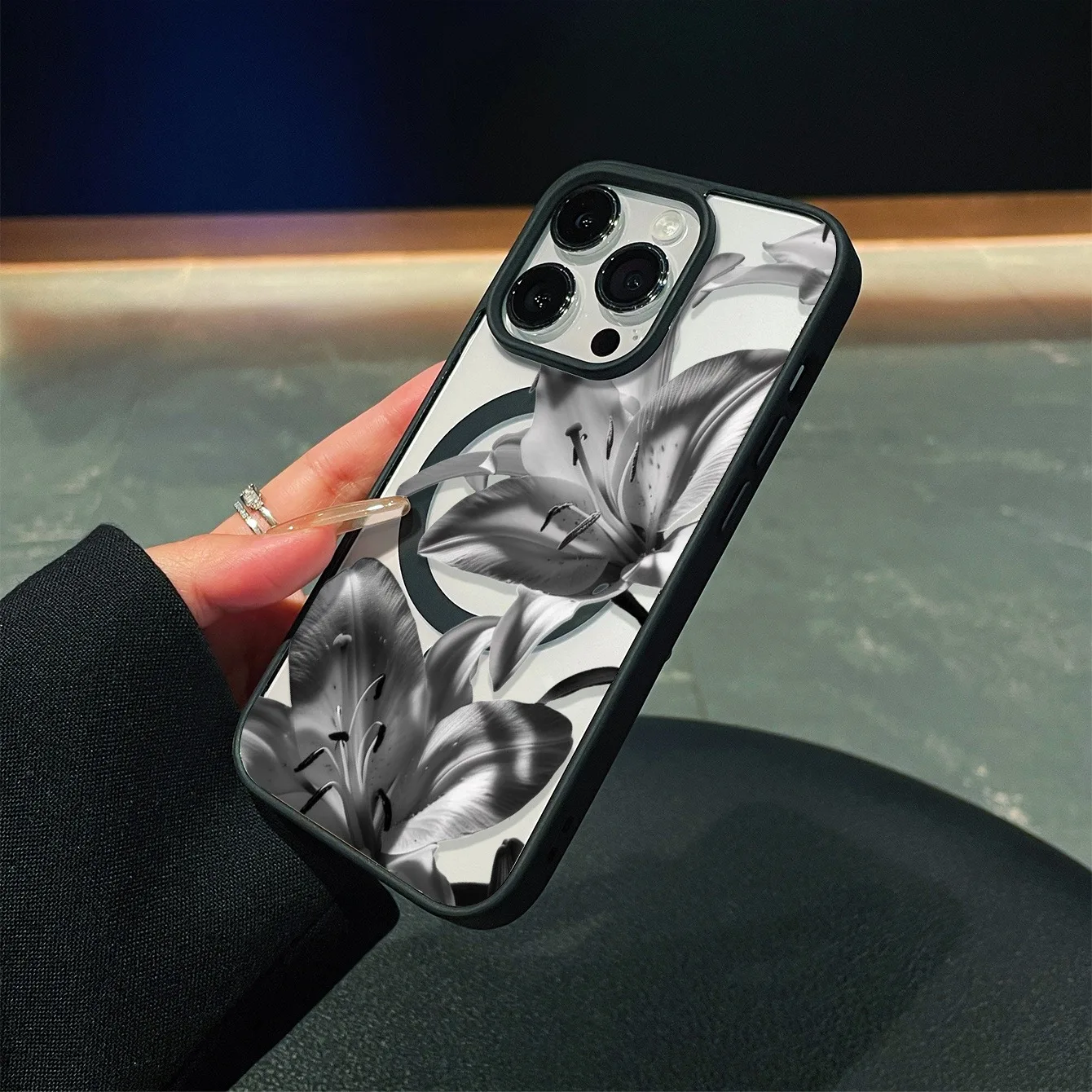Прозрачный магнитный чехол для телефона с принтом лилий в серых тонах для iPhone 17, 16, 15, 14, 13, 12 Pro Max, 11, 16 Plus, 16e, 17e, 17Air (art.: 3920dbcea4201) - 3920dbcea4201
