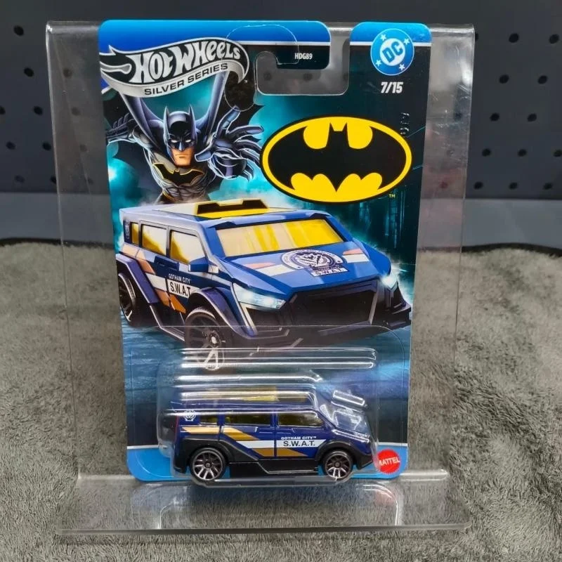 Фото Hot Wheels HDG89 Серия Silver: Новая модель Бэтмобиля и Бэтвинга Бэтмена, масштаб 1:64, литая модель автомобиля, коллекция DC Riddler, подарочная игрушка. №4