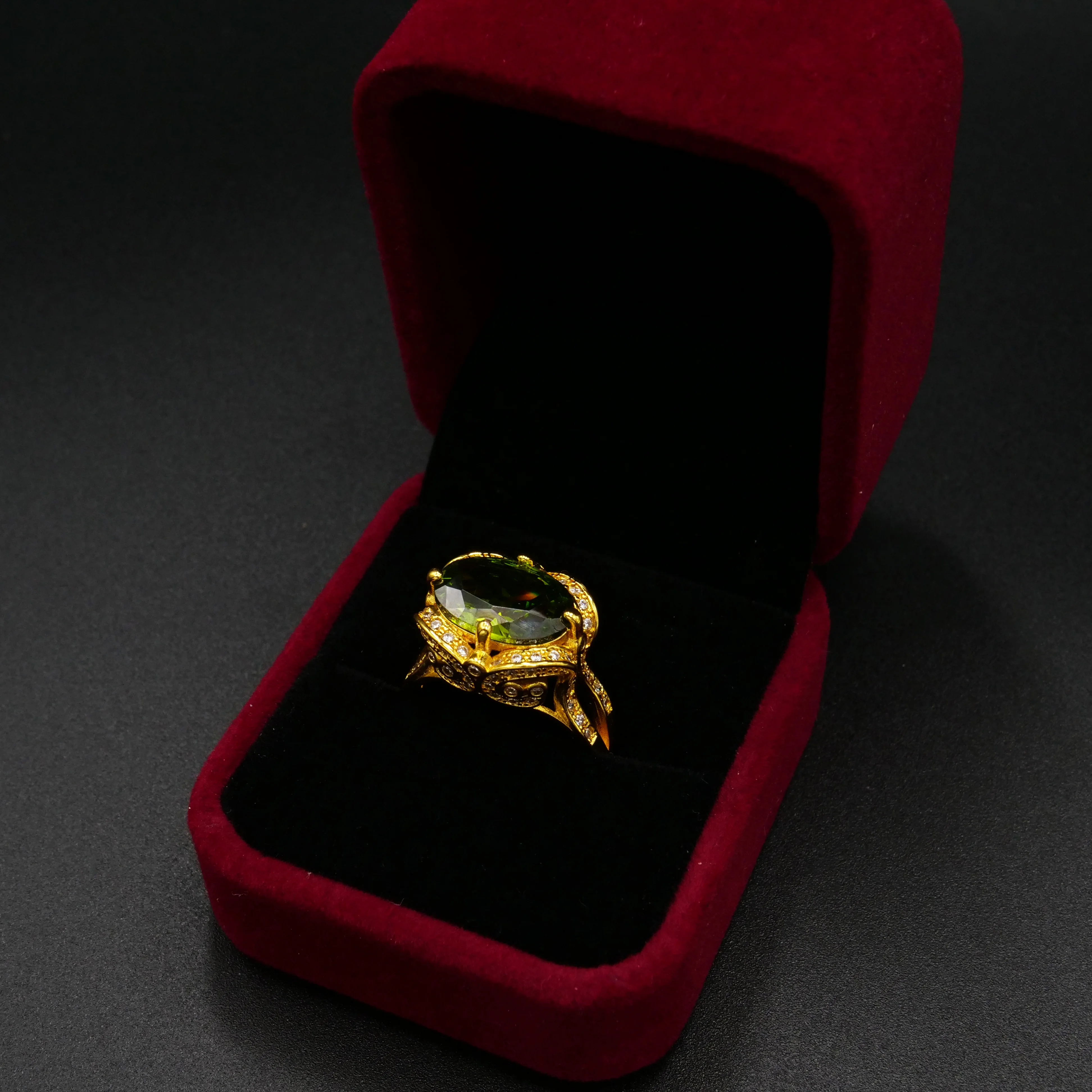 Женское кольцо-чокер из циркония