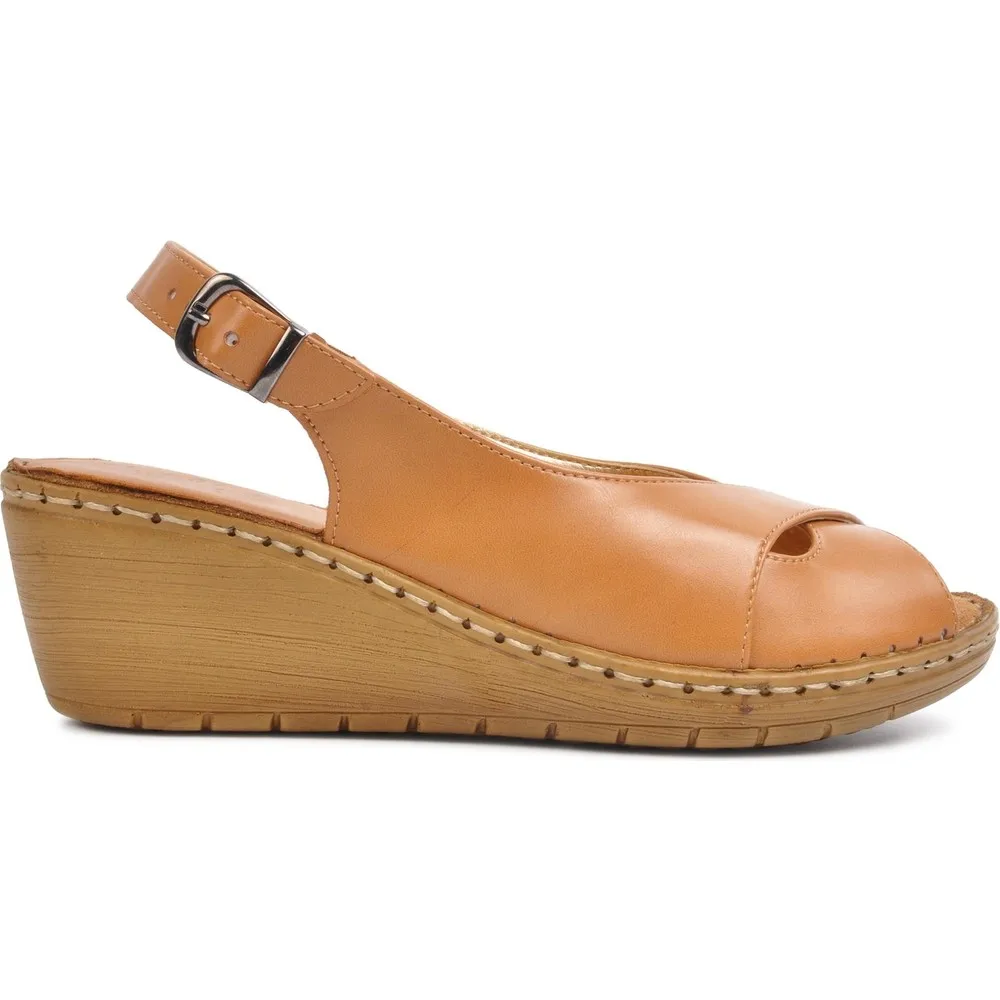 

Белые женские сандалии на танкетке Dorlie 202110