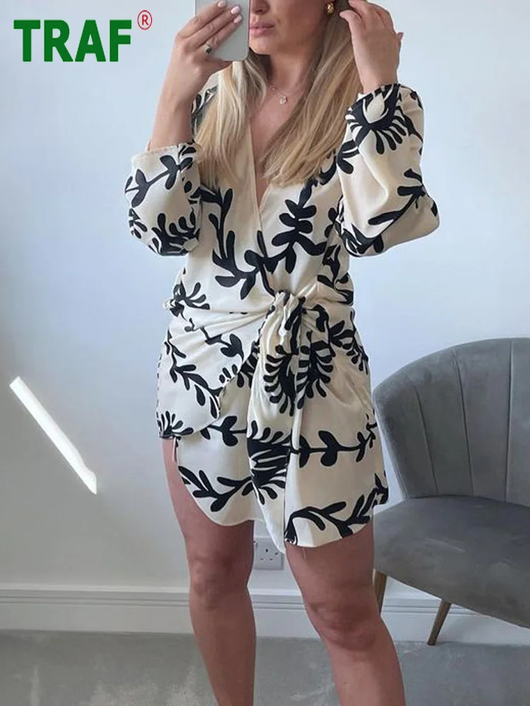 

Платье женское атласное с запахом, длинным рукавом и бантом