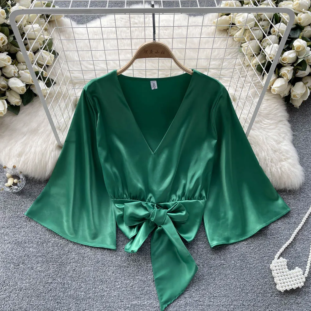 

Женская атласная блузка с V-образным вырезом, на завязках
