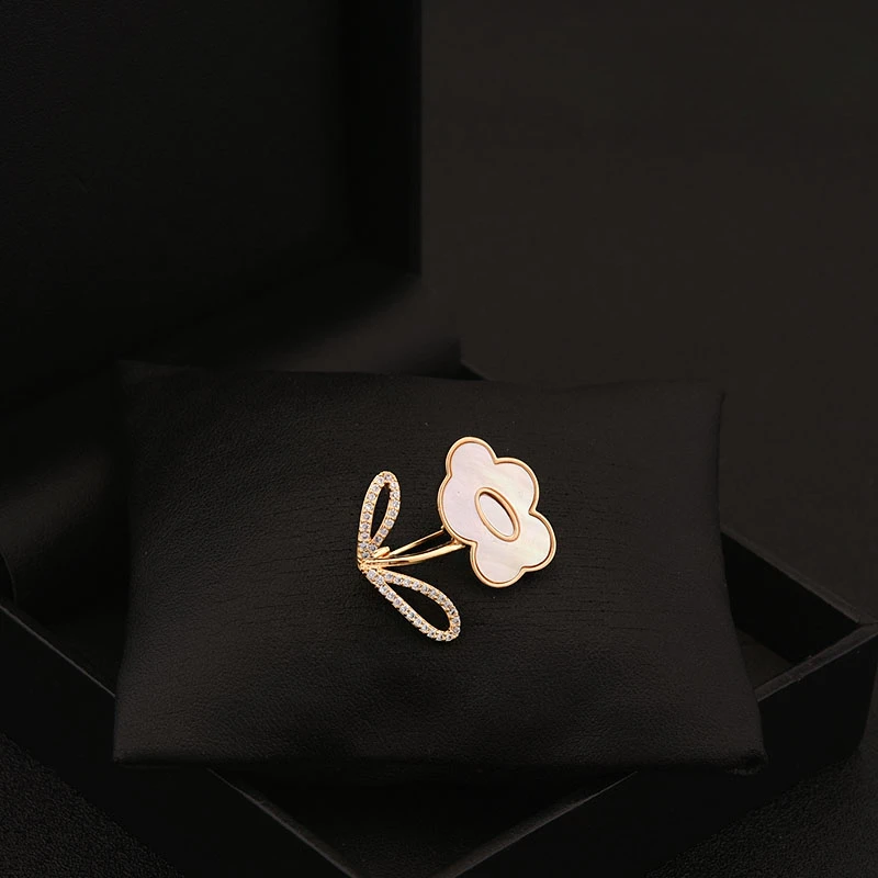 Natural Shell Cute Sunflower Brooch Women Shirt Suit Accessories Exquisite Niche Pin Neckline Buckle Fashion Jewelry Gifts 6005