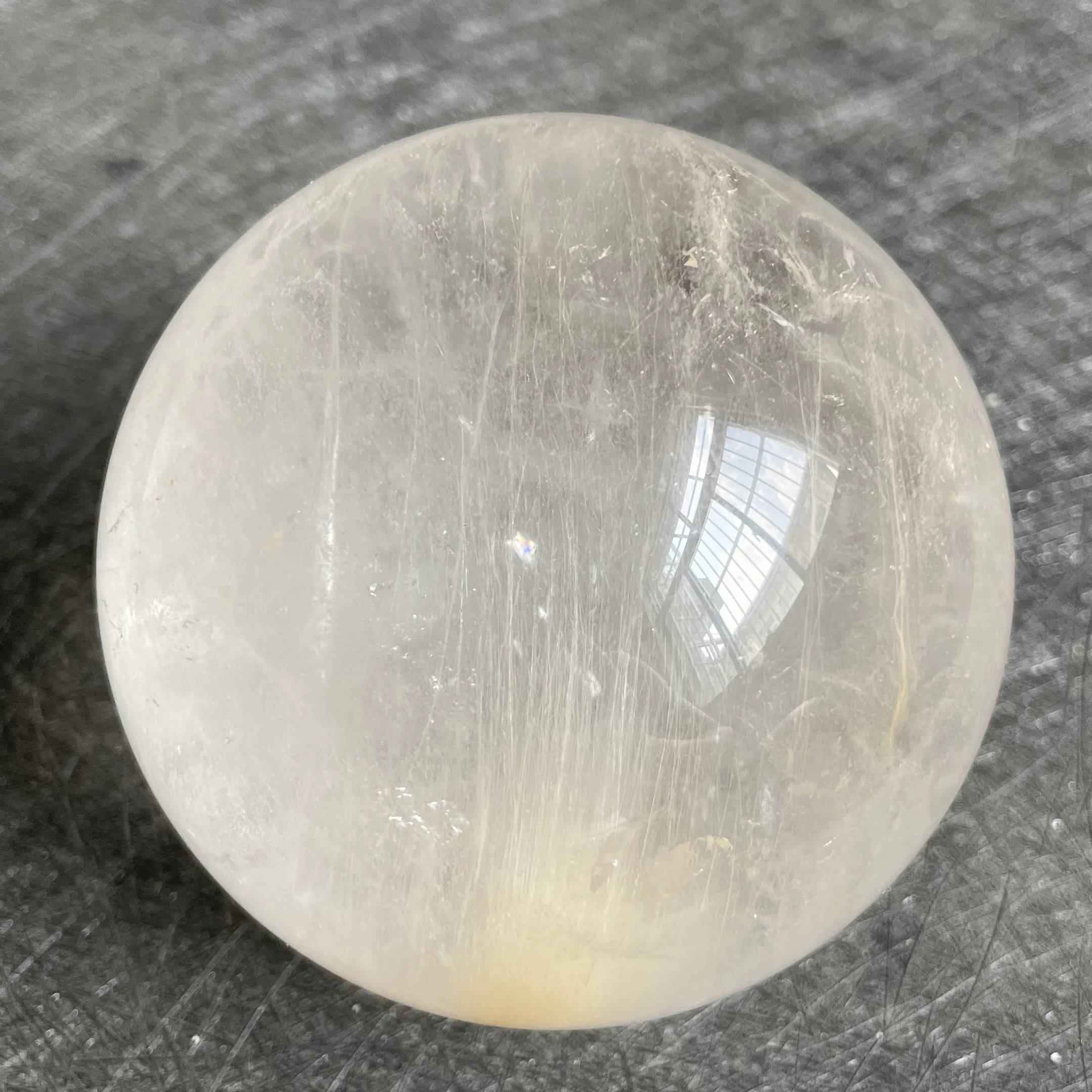 665 г Природный турмалиновый Камень кварцевый рутилированный Шар полированный