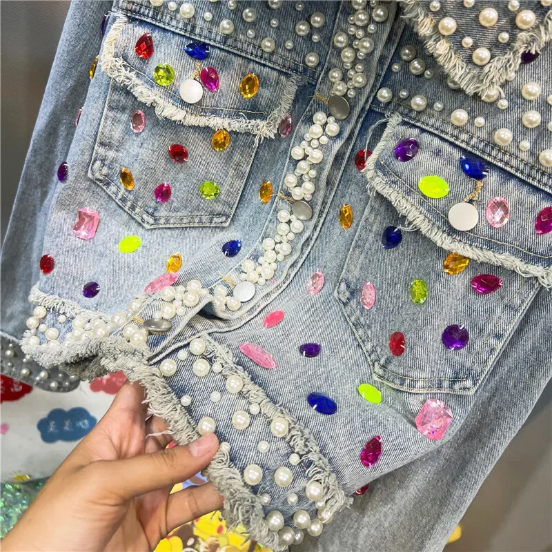 Модная светло-голубая короткая джинсовая куртка с жемчугом и бисером