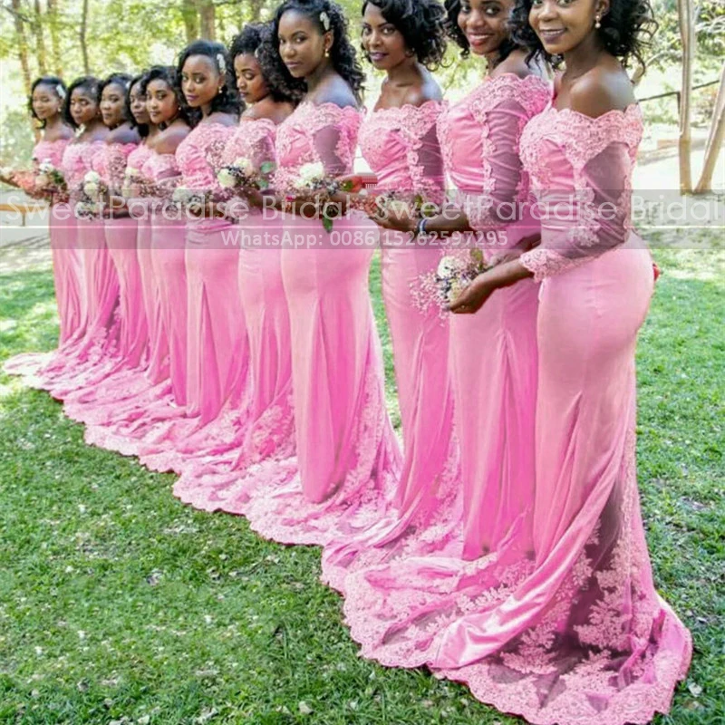 

Кружевное блестящее платье-футляр с длинными рукавами и открытыми плечами