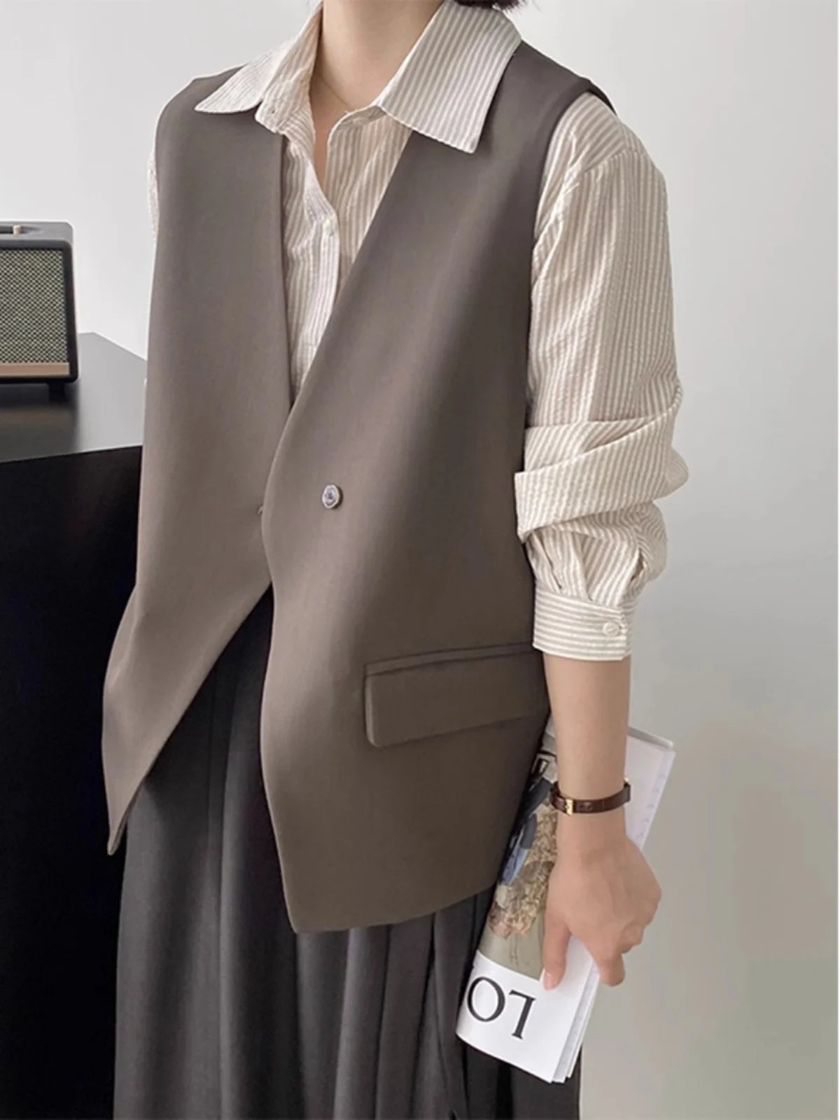 Женский жилет с V-образным вырезом в стиле ретро |