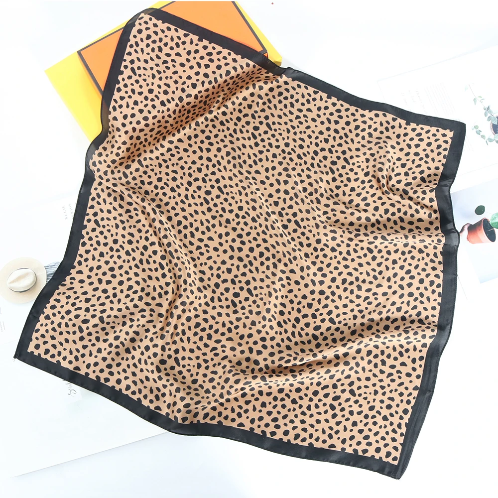 Шелковый шарф с леопардовым принтом 70x70 см