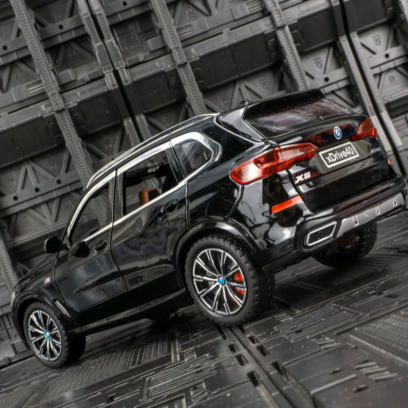Фото Модель автомобиля BMW X5 из сплава металла в масштабе 1:24, двери, передний капот и багажник открываются, с функциями звука и света. №2