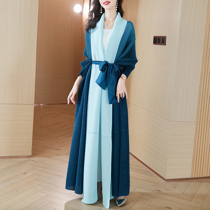 Плиссированный плащ с рукавами летучая мышь и заблокированным поясом