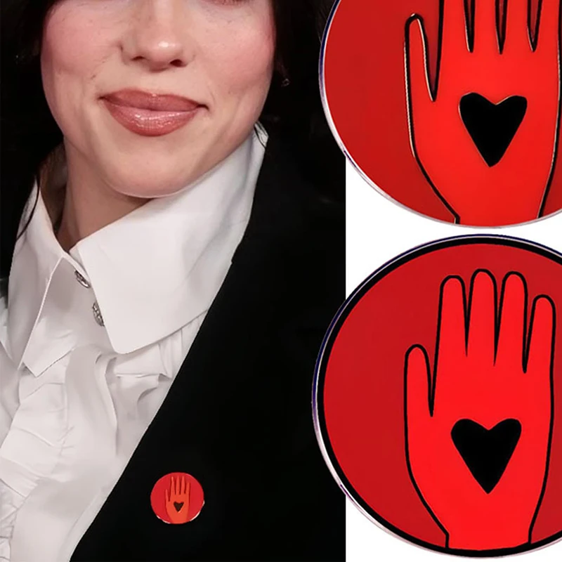 Брошь на булавке с надписью молиться за мир